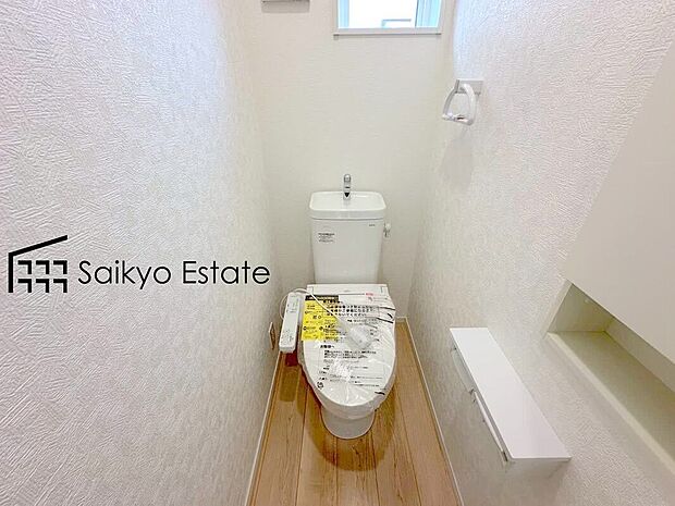 【ウォシュレット付トイレ】「温水清浄便座付きトイレ」は日々の生活を快適にしてくれます。毎日使う場所だからこそ、こだわりたいポイントですね。
