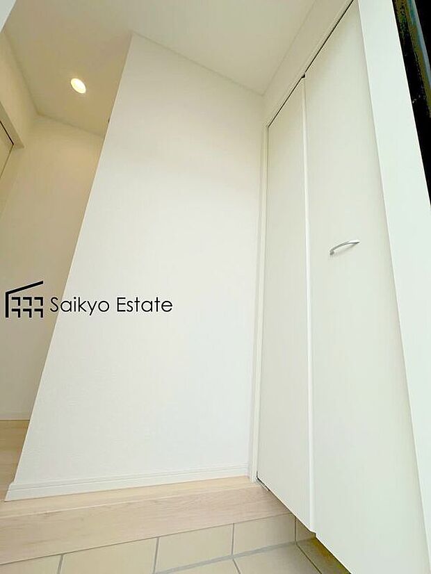 【シューズボックス】玄関には収納力に優れたシューズボックスがございますので、ご家族みんなの靴が十分入ります！