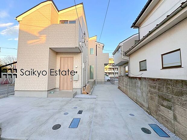 【現地写真】スーパー、コンビニまで徒歩約3分など、周辺は商業施設が充実した暮らし便利な立地です!急なお買い物も安心ですね♪