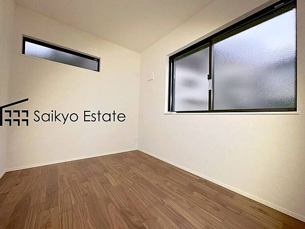 【居室】2面採光で明るく風通しも良好です！天気の良い日は是非窓を開けて空気の入れ替えをしてみるのはいかがでしょうか♪