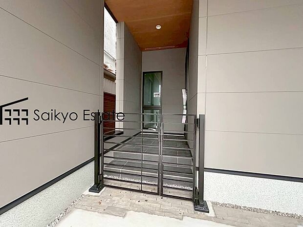 【玄関】家の顔となる玄関は、格調高いデザイン性が求められます。高級感と断熱性、防犯性に優れた玄関ドアを標準装備。