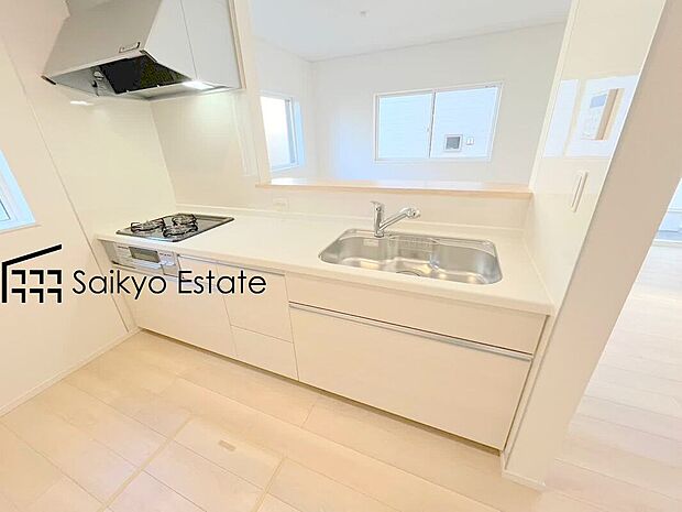 【キッチン（施工例）】リビングにいる家族とコミュニケーションをとりながら作業が出来る人気のカウンターキッチン。お子様がリビングにいても目が届くので安心です。