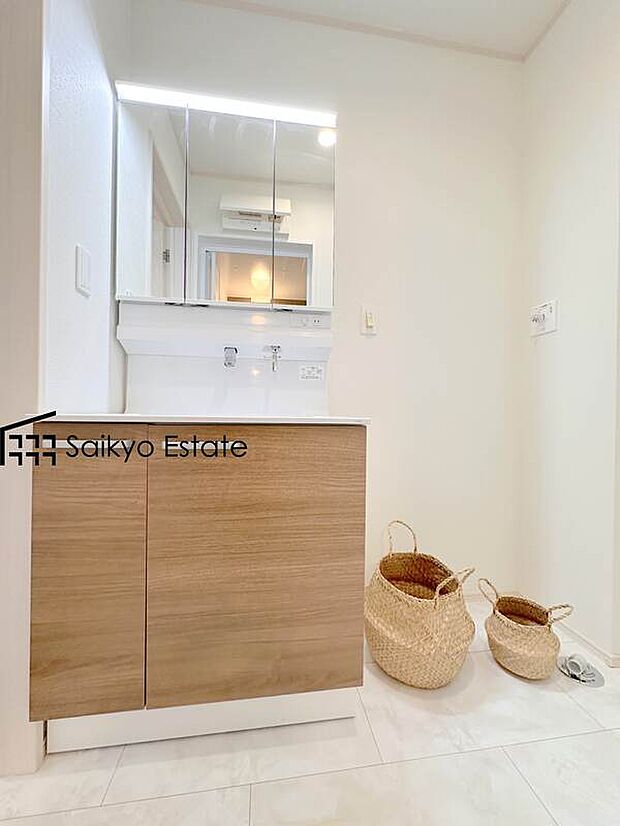 【【シャワー付き洗面化粧台】】女性にはうれしいシャンプードレッサー付きの三面鏡洗面化粧台。収納スペースも十分ございますので、ドライヤーなどすっきりと片付きます♪