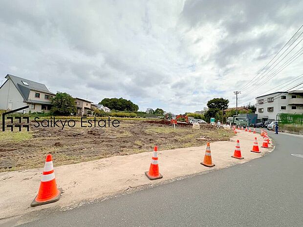 【現地土地写真】交通量の少ない前面道路ですので、小さなお子様がおられるご家庭でも安心してお住まいいただけます。
