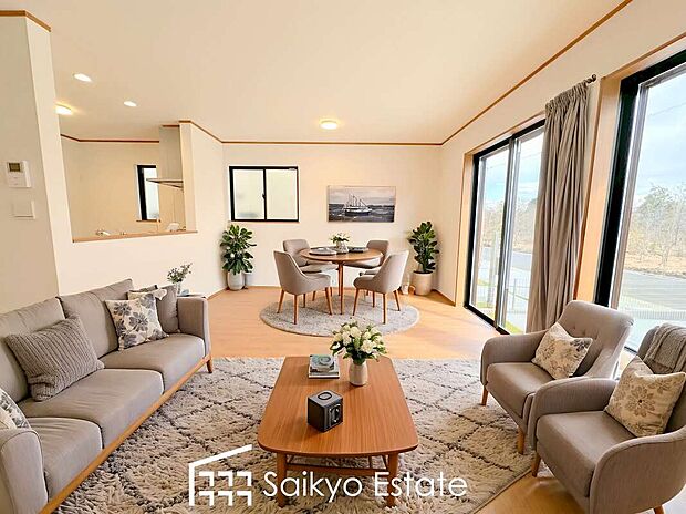 【リビング【施工例】】開放感と採光にこだわった広々としたLDKです。陽光いっぱいの空間で家族団らんの時間も増えそうですね！
