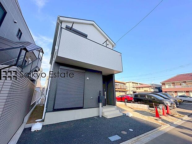 【現地外観写真】制震装置メーカーと共同開発した制震装置「SAFE365」は、高層ビルの制震装置にも使われているような粘弾性素材を使用しており、それを挟む2枚のプレートの動きに合わせて変形し、地震の揺れを吸収します。