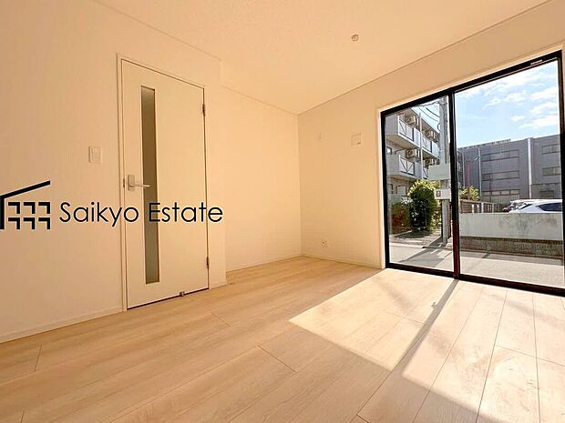 【リビング】開放感と採光にこだわった13.5帖のLDKです。陽光いっぱいの空間で家族団らんの時間も増えそうですね！