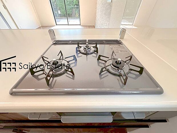 【【3口ガスコンロシステム】】3口ガスコンロシステムはたくさんの料理が同時に作れて便利な上、凹凸が少ないフラットトップなのでお掃除も楽々です。