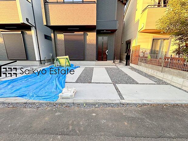 【カースペース】駐車スペースは並列2台可能です！来客時などに便利な他、セカンドカーをお持ちの方、購入をご検討の方は必見です！