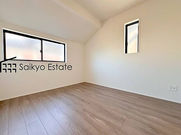 【洋室】クローゼット付きの居室が3部屋ございますので、書斎や子供部屋、収納部屋などライフステージに合わせてご利用いただけます。
