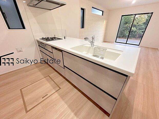 【キッチン（1号棟）】リビングにいる家族とコミュニケーションをとりながら作業が出来る人気のカウンターキッチン。お子様がリビングにいても目が届くので安心です。