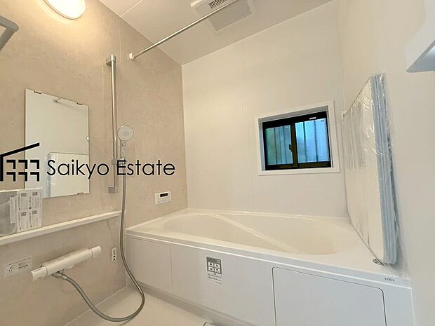 【浴室】一日の疲れを癒してくれる一坪タイプの広々バスルーム♪雨の日のお洗濯にも大活躍な浴室暖房乾燥機付きです!窓があって換気が出来るのも嬉しいですね♪