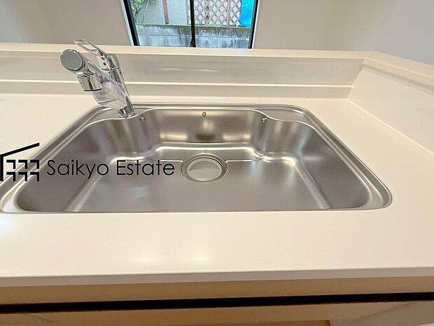 【浄水器】「浄水器」をスリムに内蔵したハンドシャワー式の水栓金具です。シンクもスッキリ!