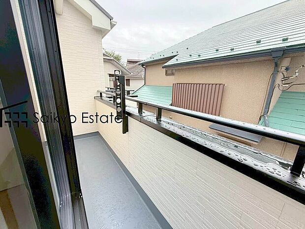 【バルコニー】太陽光発電採用住宅!昼間の購入電力を削減してくれます!LDK広々17.7帖!収納付きの洋室が4部屋!南向きのバルコニーが2箇所にございますので用途別に活用できます!