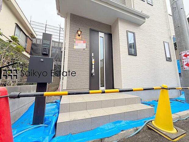 【玄関】家の顔となる玄関は、格調高いデザイン性が求められます。高級感と断熱性、防犯性に優れた玄関ドアを標準装備。