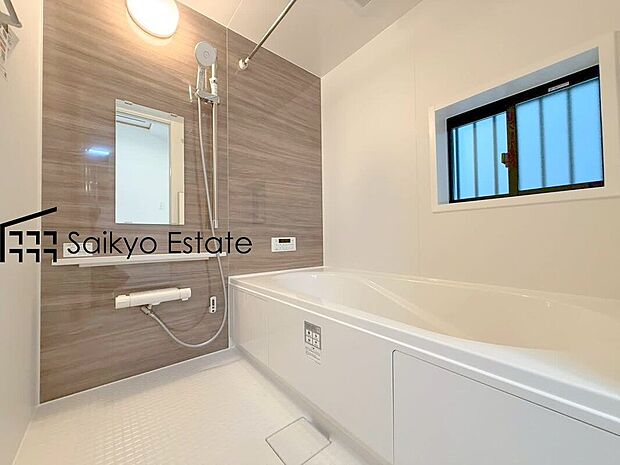 【浴室】一日の疲れを癒してくれる一坪タイプの広々バスルーム♪雨の日のお洗濯にも大活躍な浴室暖房乾燥機付きです！窓があって換気が出来るのも嬉しいですね♪
