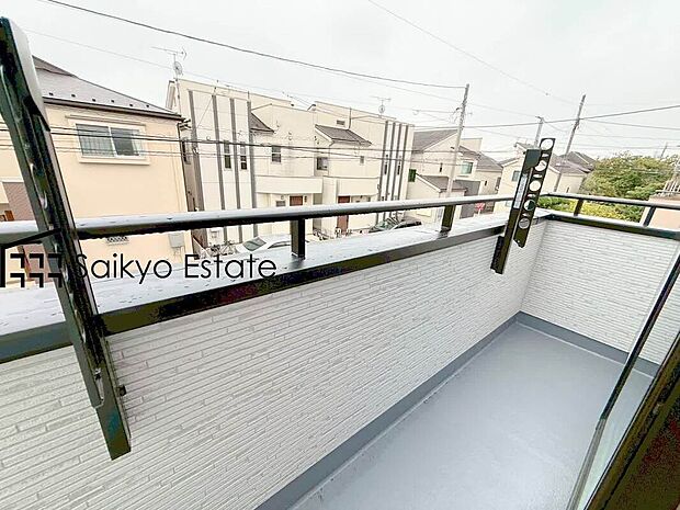 【バルコニー】お洗濯物やお布団を干すのに十分なスペースを確保したバルコニー。南向きで陽当りも良好です♪
