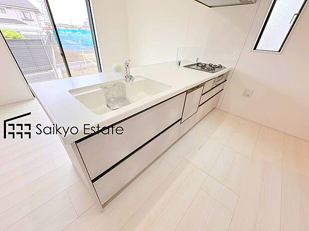 【キッチン【施工例】】リビングにいる家族とコミュニケーションをとりながら作業が出来る人気のカウンターキッチン。お子様がリビングにいても目が届くので安心です。
