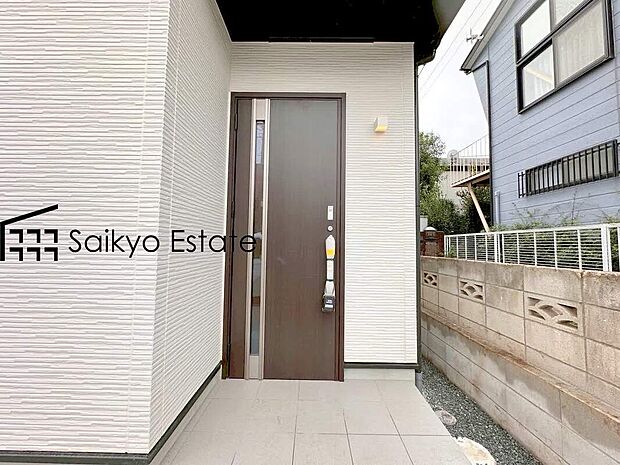 【玄関】家の顔となる玄関は、格調高いデザイン性が求められます。高級感と断熱性、防犯性に優れた玄関ドアを標準装備。
