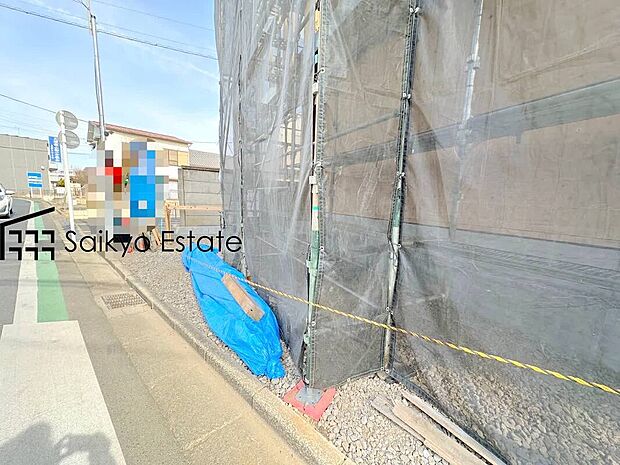 【現地写真】制震装置メーカーと共同開発した制震装置「SAFE365」は、高層ビルの制震装置にも使われているような粘弾性素材を使用しており、それを挟む2枚のプレートの動きに合わせて変形し、地震の揺れを吸収します。