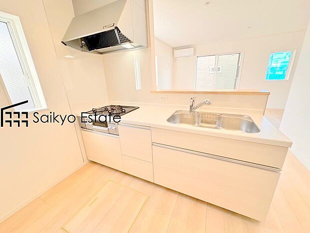 【キッチン（施工例）】リビングにいる家族とコミュニケーションをとりながら作業が出来る人気のカウンターキッチン。お子様がリビングにいても目が届くので安心です。