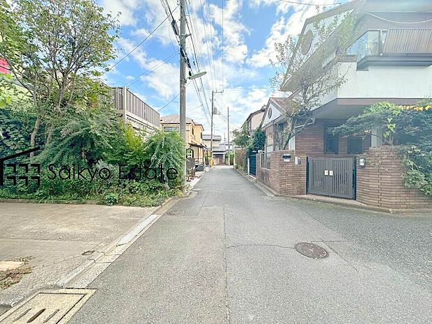 【前面道路】コンビニまで徒歩約6分など、周辺は商業施設が充実した暮らし便利な立地です！急なお買い物も安心です♪