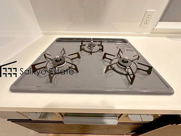 【【3口ガスコンロシステム】】3口ガスコンロシステムはたくさんの料理が同時に作れて便利な上、凹凸が少ないフラットトップなのでお掃除も楽々です。