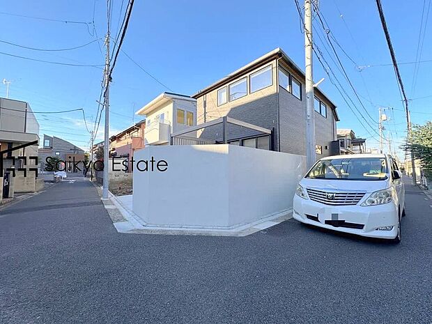 【前面道路】周囲にはスーパーをはじめとした買い物施設も揃っています。住みやすさと利便性を兼ね備えた環境です。子育てにも嬉しい、緑豊かな自然が広がる閑静な住宅地、南向きの邸宅です。