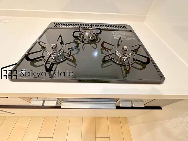 【3口ガスコンロシステム】「3口ガスコンロシステム」はたくさんの料理が同時に作れて便利な上、凹凸が少ないフラットトップなのでお掃除も楽々です。
