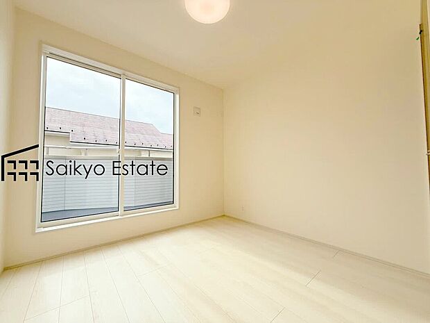 【洋室（1号棟）】2面採光で明るく風通しも良好です！天気の良い日は是非窓を開けて空気の入れ替えをしてみるのはいかがでしょうか♪
