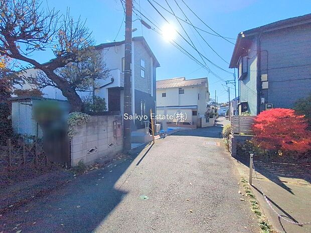 【前面道路】交通量の少ない前面道路ですので、小さなお子様がおられるご家庭でも安心してお住まいいただけます。
