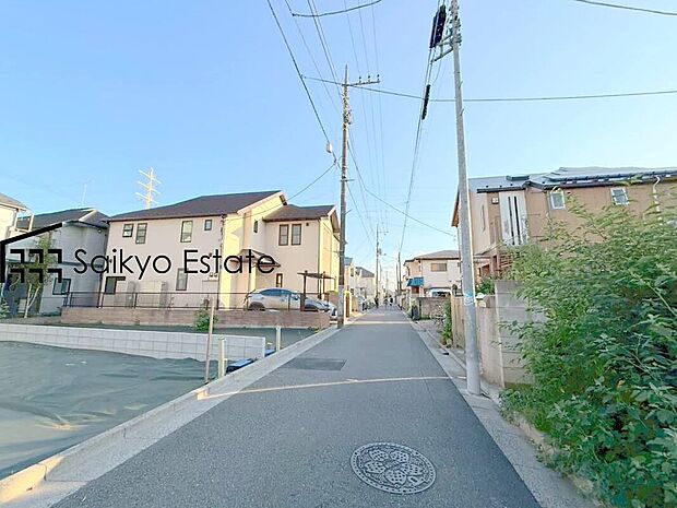 【前面道路を含む現地写真】前面道路、幅員がございますので、駐車もスムーズに行えます！駐車が少し苦手なママさんでも安心ですね♪