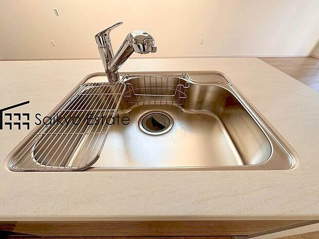 【浄水器】「浄水器」をスリムに内蔵したハンドシャワー式の水栓金具です。シンクもスッキリ！
