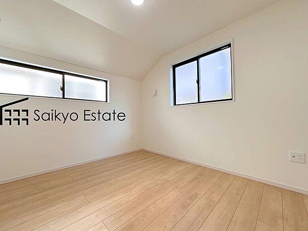 【洋室】2面採光で明るく風通しも良好です！天気の良い日は是非窓を開けて空気の入れ替えをしてみるのはいかがでしょうか♪
