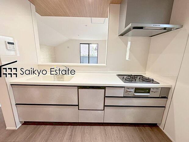 【キッチン】リビングにいる家族とコミュニケーションがとりやすい、人気のカウンターキッチンを採用。小さなお子さんがリビングにいても目が届くので安心。来客時には会話を楽しみながらお料理もできます。食洗機付です。
