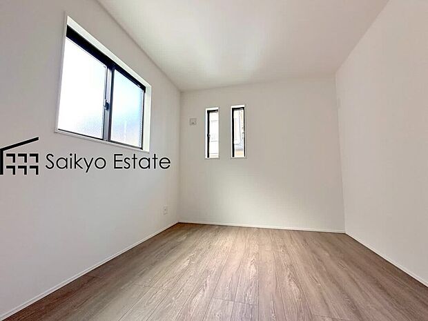 【洋室】クローゼット付きの居室が3部屋ございますので、書斎や子供部屋、収納部屋などライフステージに合わせてご利用いただけます。
