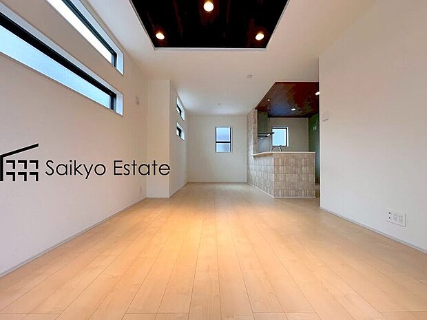 【リビング】リビングには2箇所に床暖房を完備。冬でもポカポカ快適空間！空気を汚さずに室内を快適な温度に保ちます。
