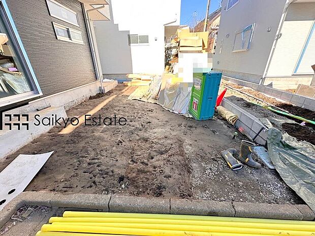 【カースペース】カースペースはコンクリート仕上げの為、雨の日でも足元が気になりません！自転車やバイクを置くスペースもございます！