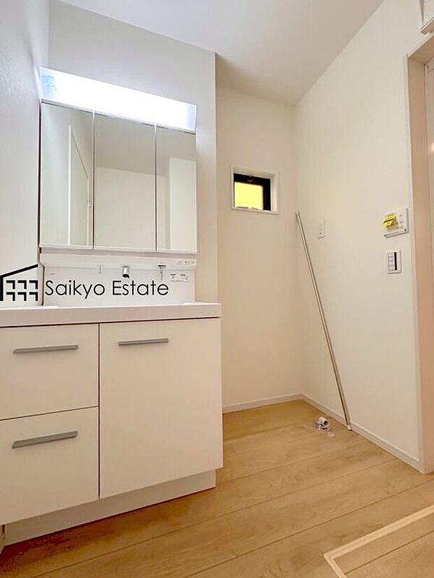 【洗面台（施工例）】シンプルなデザインの洗面化粧台は使いやすく、お掃除も楽です。しっかりと収納スペースも確保されていますので、ドライヤーなどすっきりと片付きます♪
