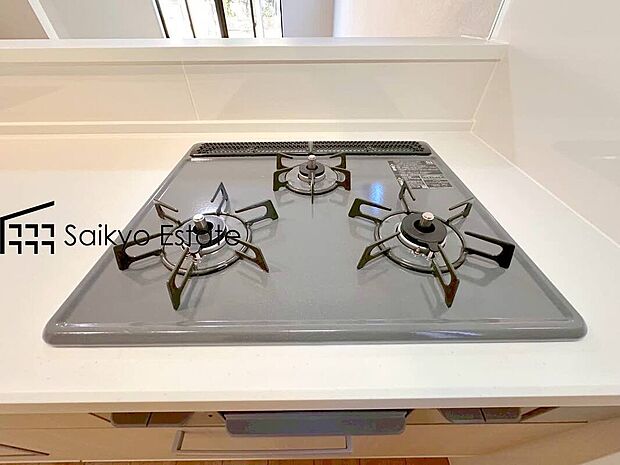 【【3口ガスコンロシステムキッチン】（施工例）】毎日料理をする。きっと料理上手な方は３口コンロを活用してさくっとパパッと料理ができる。さらにお手入れもしやすい3口ガスコンロシステムキッチン