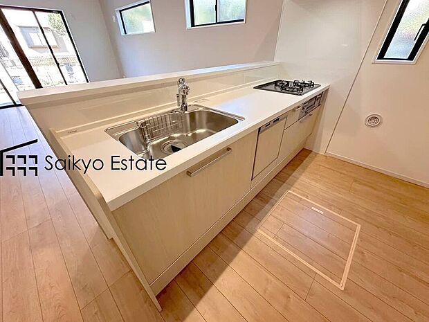 【キッチン（施工例）】食洗機が付いたシステムキッチン。手洗いよりも、節水ができて高温洗浄でいやな油汚れもキレイキレイ。さまざまな食器がセットしやすく、1度にたくさん洗浄できて、家事の負担を軽減してくれます。
