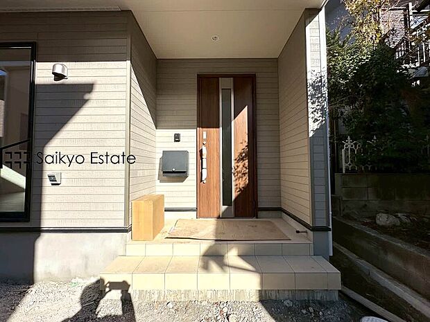 【玄関】家の顔となる玄関は、格調高いデザイン性が求められます。高級感と断熱性、防犯性に優れた玄関ドアを標準装備。