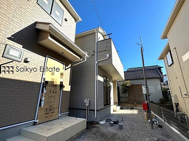 【現地外観】東京ガスが提供する太陽光発電システムを月額サービス料にて使用できる設備が搭載された分譲戸建住宅となります。蓄電池システム利用で停電時も安心です！