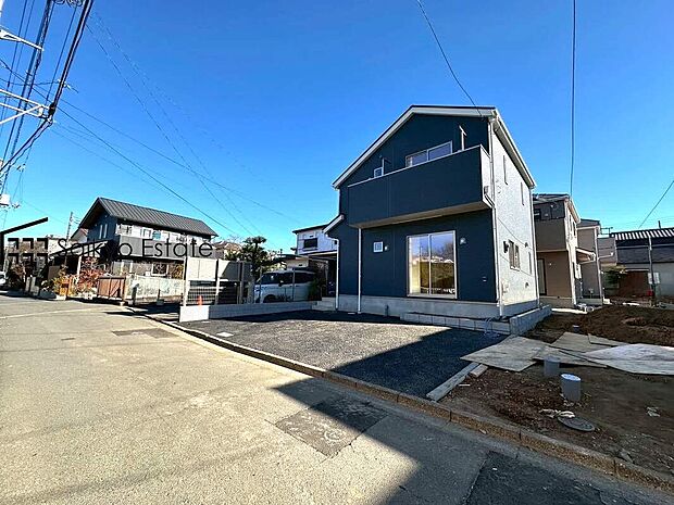 【前面道路を含む現地写真】住宅性能表示制度5分野6項目において最高等級を取得！建物の劣化軽減や構造の安定、耐震性などに優れた確かな品質の住まいです！