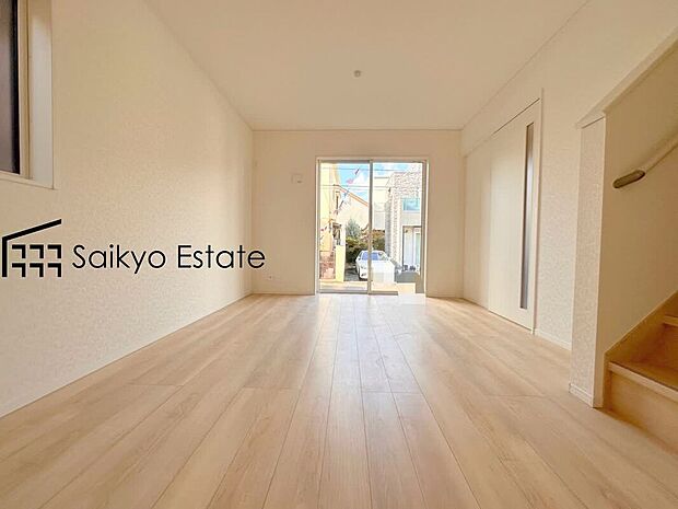 【リビング】開放感と採光にこだわった広々としたLDKです。陽光いっぱいの空間で家族団らんの時間も増えそうですね!