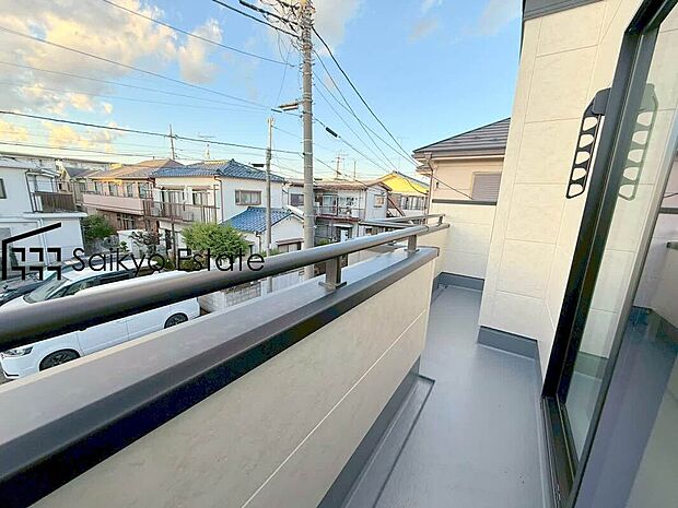 【バルコニー】お洗濯ものや布団を干したりするのに十分なスペースを取ったバルコニーは大変便利です。