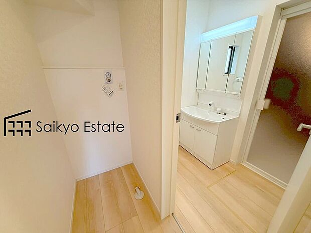 【【ランドリースペース】】1階ホール部分、洗面室横にランドリースペースがございますので、家事動線良好です！