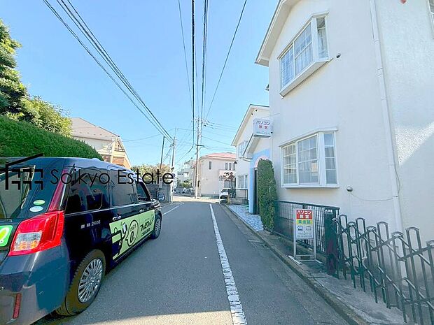 【前面道路】現地周辺には、保育園、小学校、中学校など教育施設が徒歩圏内に点在。お子様を目の届く範囲で通学させることができ、家族に安心なロケーションです！
