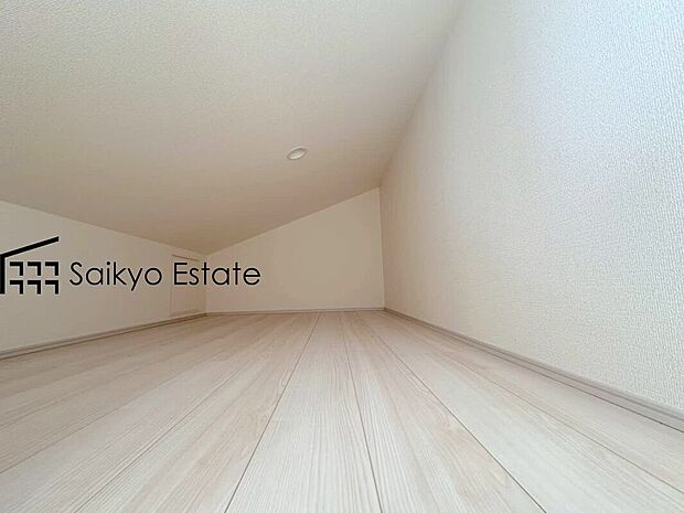 【小屋裏収納(1号棟)】収納力がアップする小屋裏収納付き。季節のものや、イベントでしか使わない使用頻度の低いものをしまっておくのに便利です。