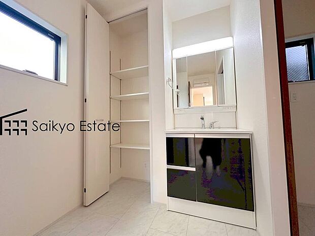 【【シャワー付き洗面化粧台】】女性にはうれしいシャンプードレッサー付きの三面鏡洗面化粧台。収納スペースも十分ございますので、ドライヤーなどすっきりと片付きます♪